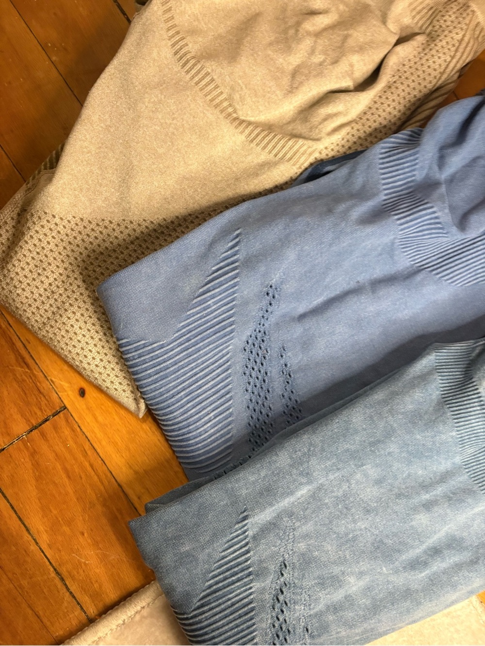Seamless High-Waist Leggings in Tan and Two Blue Shades - Picture 2 of 3